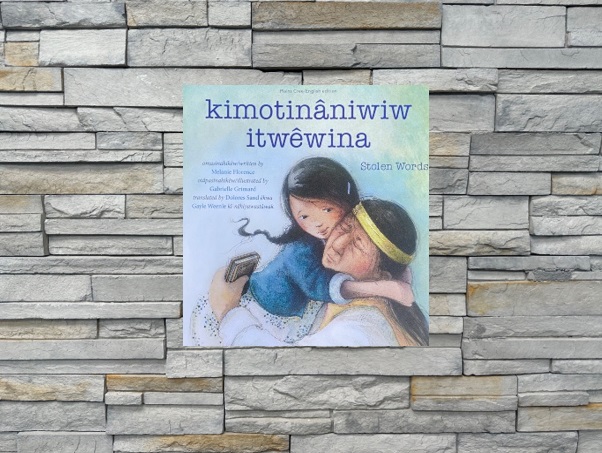kimotinâniwiw itwêwina / Stolen Words